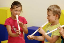 Kinder mit Flöten